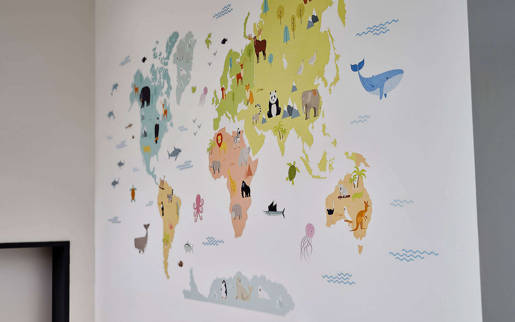 Kindgerechte Weltkarte mit Tieren zur Veranschaulichung – Infos zur reisemedizinischen Beratung