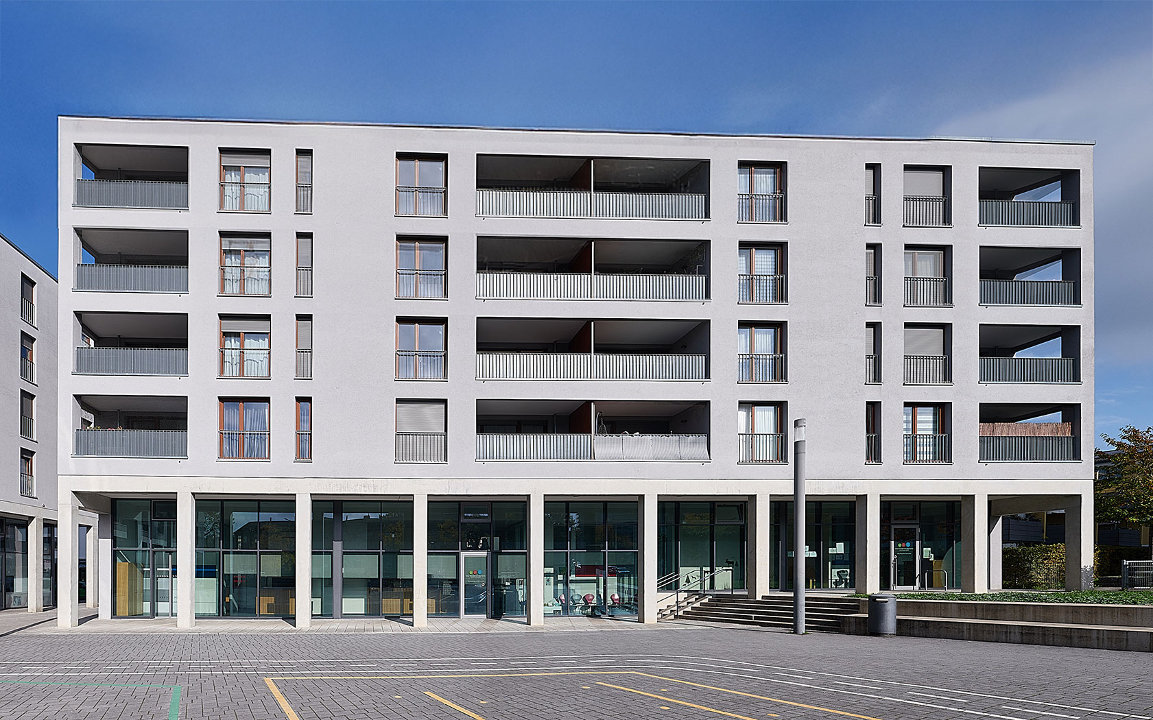 Außenansicht und Eingang der Hauptpraxis am Standort Stuttgart-Rot